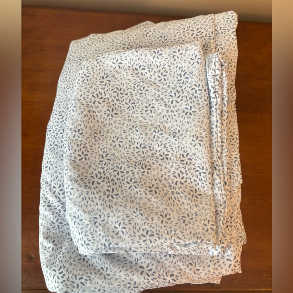 Blue and White Twin XL Patterned Bedding Set